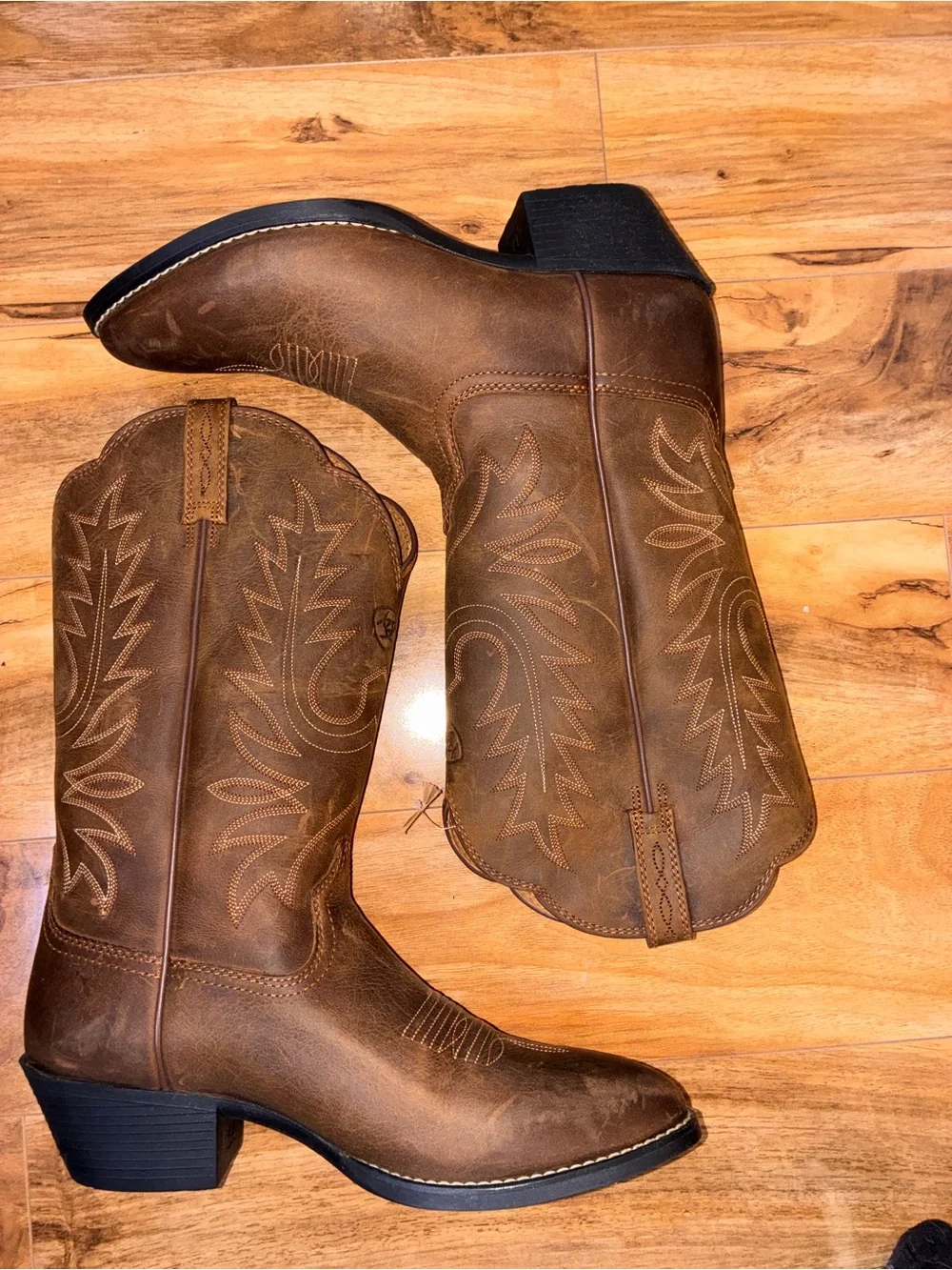 Ariat Women’s Heritage Round Toe Western Cowboy/Cowgirl Boots- size 8 C